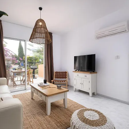 Nephele-stylish 2bd Townhouse In Kato * 파포스