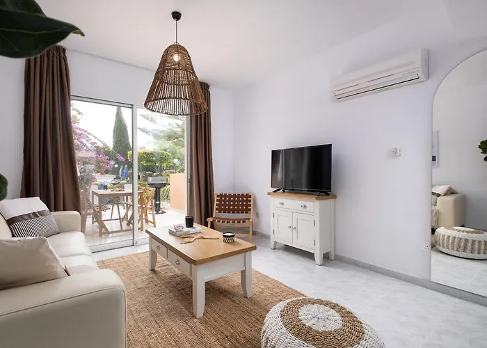Nephele-stylish 2bd Townhouse In Kato * 파포스